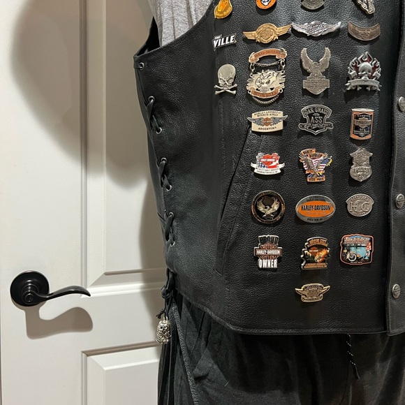 Harley Davidson Vest with Pins - Picture 4 of 10